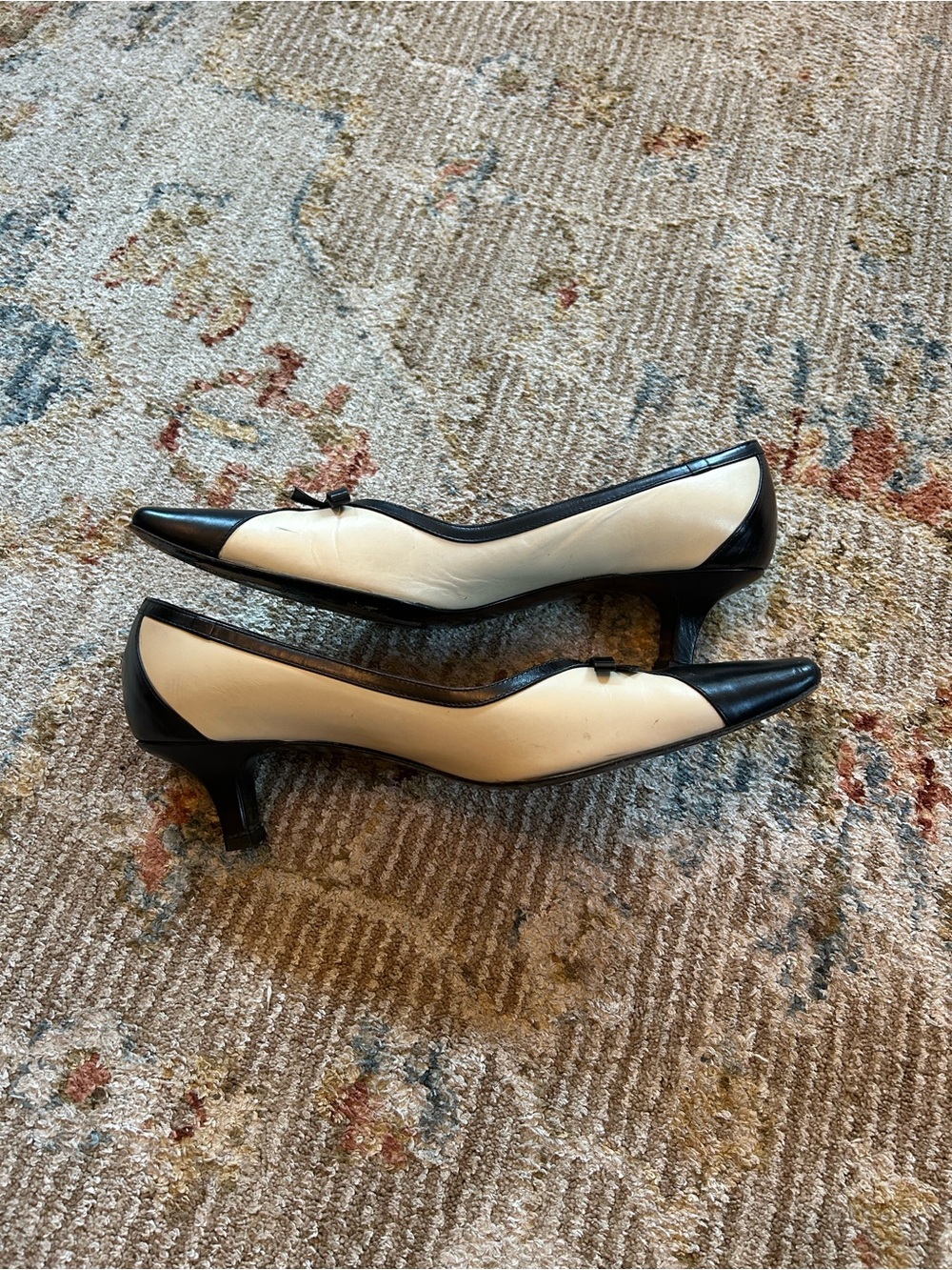Vintage Amalfi Black and Cream Bow Accent Kitten Heels - Picture 6 of 9
